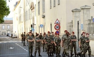 Les enquêteurs semblaient privilégier la thèse de l'accident lundi matin à Carcassonne, où 17 personnes ont été blessées par balles dimanche lors d'une journée portes ouvertes au 3e Régiment de parachutistes d'infanterie de marine (RPIMa).