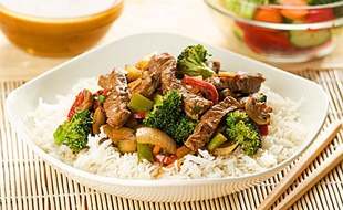 Poulet et légumes à la thaïlandaise sur son riz blanc