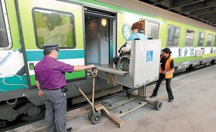 Des plateformes élévatrices sont utilisées pour permettre l'accès des personnes à mobilité réduite à bord des trains.