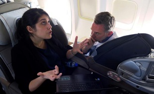 Anais Barut (g), PDG de Damae Medical, échange avec Olivier Mathiot, PDG de PriceMinister, dans un avion reliant Paris et New-York, le 21 juin 2016