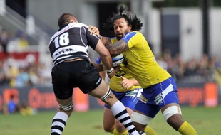 Sione Lauaki (en jaune), face à Brive, le 28 août 2010