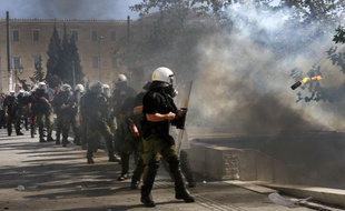 La police anti-émeute est déployée sur la place Syntagma, à Athènes, et affronte des manifestants anti-austérité, le 18 octobre 2012.