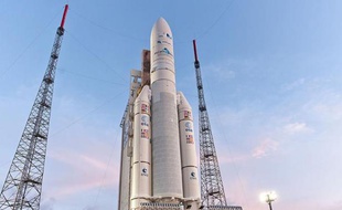 La fusée Ariane 5 sur son pas de tir à Kourou, le 15 octobre 2014
