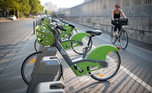 Smovengo, l'entreprise en charge des Vélib à Paris depuis 18 mois, estime que 600 à 1.000 vélos sont volés ou privatisés chaque semaine et que 60% des dégradations sur les bicyclettes sont liées au vandalisme.