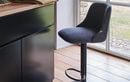Vous relookez votre espace repas ? Ce lot de 2 chaises de bar acier et tissu est à 194,60 € chez Alinéa (au lieu de 278€)