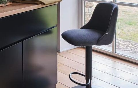 Vous relookez votre espace repas ? Ce lot de 2 chaises de bar acier et tissu est à 194,60 € chez Alinéa (au lieu de 278€)