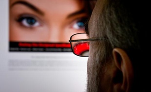 Un homme surfe sur un site de rencontre, le 10 février 2014 à Washington