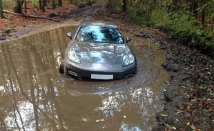 Capture d'écran NTI sur le site du Mirror de la Porsche embourbée d'Andre Wisdom, le 12 novembre 2013.