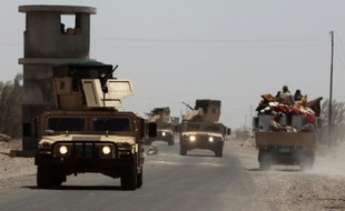 Des véhicules de l'armée irakienne près de la ville de Fallujag, à l'ouest de Bagdad, le 7 juillet 2015