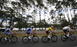 Un Landais s'est perché dans un pin pour saluer le tour de France ce mercredi 12 juillet/ (AP Photo/Christophe Ena)/PDJ165/17193621872895/1707121920