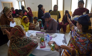 Tests de dépistage du VIH le 9 mai 2019 à Rato Dero dans la province du Sindh au Pakistan.