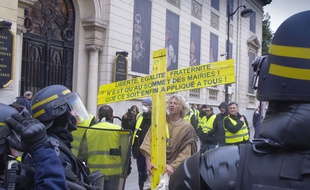 Des CRS face à des «gilets jaunes» (illustration).
