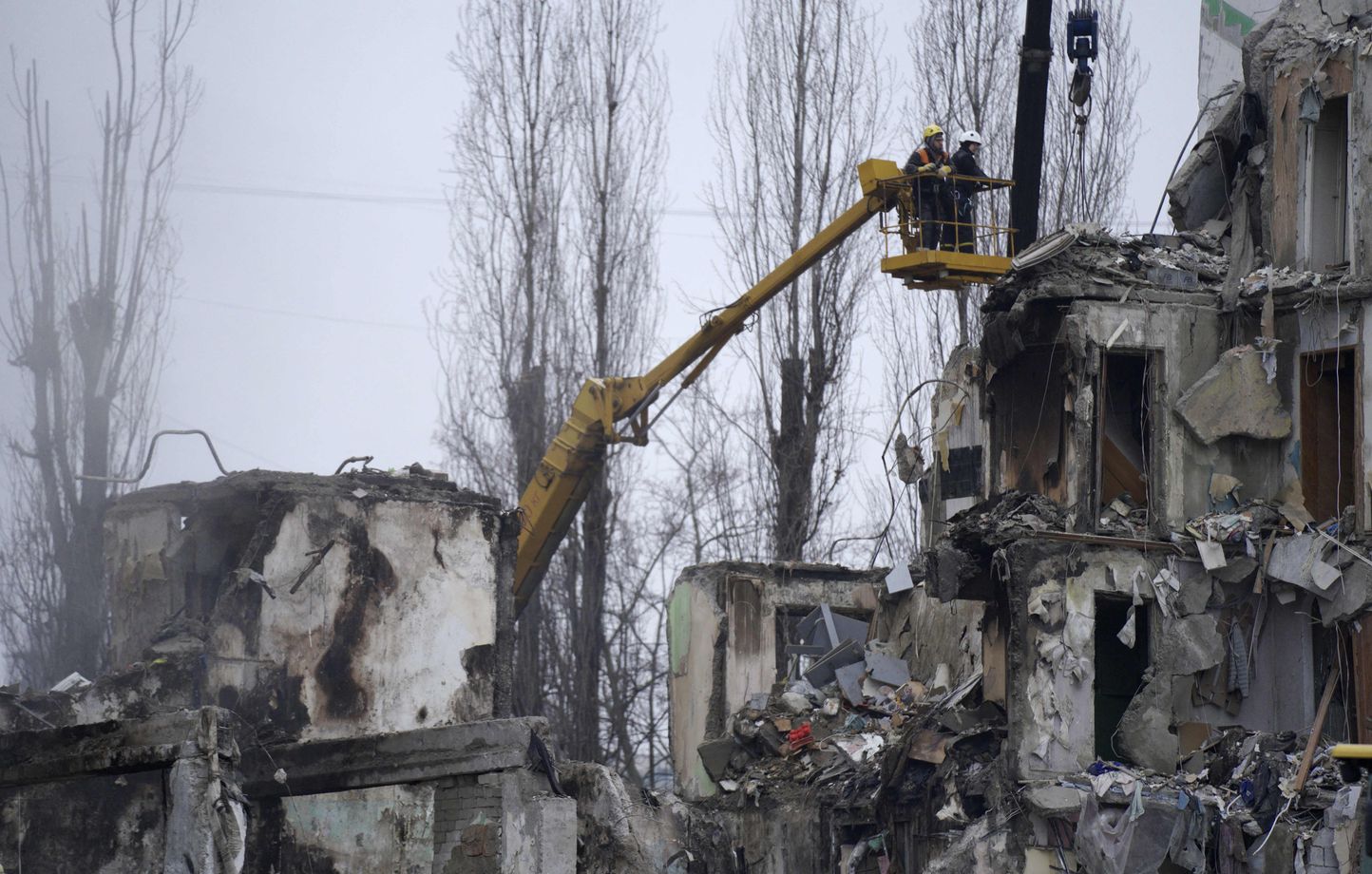 Des sauveteurs travaillent sur un bâtiment résidentiel détruit après un tir de missile, à Dnipro, le 16 janvier 2023, en pleine invasion de l'Ukraine par la Russie.