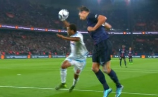Le défenseur de l'OM Rolando commet une main contre le PSG, le 4 octobre 2015, au Parc des Princes.