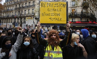 Des manifestants dont la loi Sécurité globale, samedi 12 décembre à Paris.