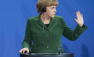 La chancelière allemande Angela Merkel, qui prône un salaire minimum négocié branche par branche en Allemagne, a redit son opposition ferme à un salaire plancher généralisé, y voyant la cause du chômage dans certains pays d'Europe, dans un entretien jeudi au journal Bild Zeitung.