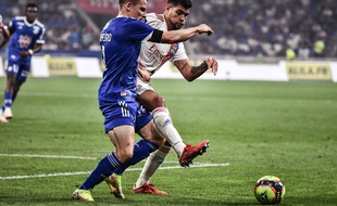 Bruno Guimaraes, ici à la lutte avec Kevin Gameiro, a été le symbole d'un OL montant en puissance, dimanche contre Strasbourg, surtout en deuxième période. JEFF PACHOUD