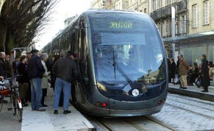 Le tramway de Bordeaux, le 21 décembre 2003 à la station Peyberland sur la place de l'Hôtel de Ville