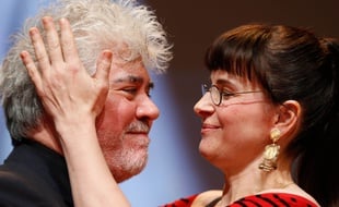 LYON, le 17/10/2014 Juliette BINOCHE felicite Pedro ALMODOVAR lors de la soiree de remise du prix Lumiere pendant le festival Lumiere/ELSNER_1300.17/Credit:Fabrice Elsner/SIPA/1410181333