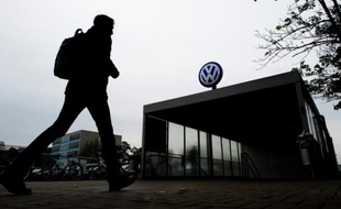 Un homme marche vers une des entrées de l'usine Volkswagen de Wolfsburg (centre de l'Allemagne), le 6 octobre 2015