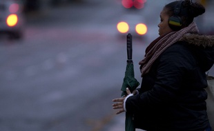 Une femme attend le bus à Portland avant le lever du soleil le 13 novembre 2014.