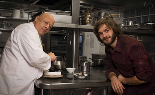 Le chef Thierry Marx et le héros de la série «Marco Polo» Lorenzo Richelmy dans les cuisines du Camelia, le restaurant du Mandarin Oriental.