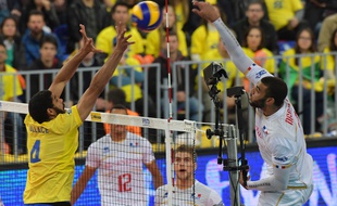 France's Earvin Ngapeth (R) spikes the ball to Brazil's Wallace (L) during their World League 2017 volleyball final match in Curitiba, Brazil on July 08, 2017.