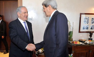 John Kerry, secrétaire d'Etat américain et Benjamin Netanyahou, premier ministre israélien en juin 2013 à Jérusalem.