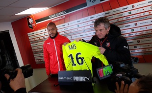 Raïs M'Bolhi avec Christian Gourcuff, lors de sa présentation officielle à la Piverdière, le 30 janvier 2017.
