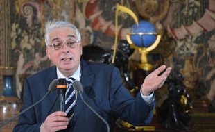 "Cela fait plus de 20 ans que des mesures sont prises pour améliorer les conditions d'exercice de leur mandat des élus locaux", a dit M. Sueur à l'AFP. "Nous ne proposons pas le +Grand soir+ du statut de l'élu, mais un pas complémentaire".