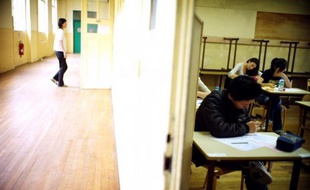 Pour lutter contre la fraude au smartphone lors du baccalauréat, grand chantier de l'édition 2012, le gouvernement ne peut utiliser le brouillage, interdit par la loi, mais pourrait se rabattre sur des détecteurs qui ne permettent cependant pas d'identifier l'émetteur.