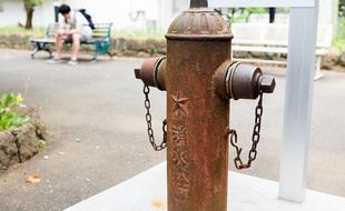 Une bouche d'incendie portant l'étoile de l'armée impériale japonaise est l'un des rares vestiges du passé de ce lieu devenu un campus de l'Université Meiji.