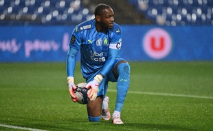 Steve Mandanda, l'emblématique gardien de l'OM, a un genou à terre, mais pas encore le deuxième.