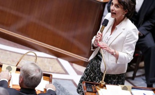 La ministre de la Santé Marisol Touraine a estimé vendredi que les futures sanctions contre les médecins pratiquant des dépassements abusifs pourraient aller jusqu'à un "déconventionnement temporaire", sans exclure que l'assurance maladie puisse les prononcer.