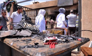 Des syriens explorent les dommages de la clinique Maysalun à Qamichli après un incendie accidentel où vingt-cinq personnes, essentiellement des enfants, ont été tuées et 30 blessées, le 31 mai 2015