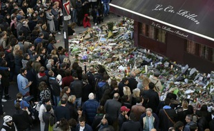 Hommage le 15 novembre 2015 aux victimes des attentats autour du restaurant "Le Carillon", à Paris