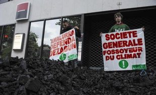 Association de militants écologistes manifestant devant une filiale de la Société générale, banque qui soutient financièrement le projet minier Alpha Coal en Australie, le 2 juin 2014 à Bayonne