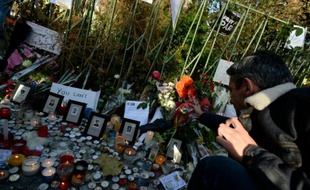 Des fleurs en hommage aux victimes du Bataclan déposées le 15 novembre 2015 devant l'établissement à Paris
