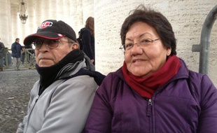 Maggie et Marco Pazmino, originaires de Quito, en Equateur, attendent sur la place Saint-Pierre l’élection d’un nouveau pape, le 13 mars 2013.