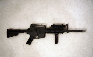 Un pistolet mitrailleur airsoft, une réplique de vraie arme.