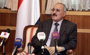 Le président yéménite Ali Abdallah Saleh, qui doit quitter le pouvoir en février, était en route samedi vers les Etats-Unis où il doit y recevoir des soins médicaux, ont indiqué des sources yéménite et britannique, faisant état d'une escale au Royaume-Uni.