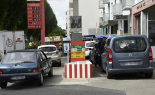 Des automobilistes patientent pour faire le plein à Rennes le 20 mai 2016