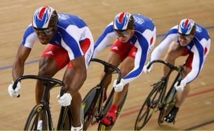 Les trois pistards membres de l'équipe de France de vitesse par équipe, Grégory Baugé, Kevin Sireau et Mickaël Bourgain, aux Jeux de Pékin le 15 août 2008.