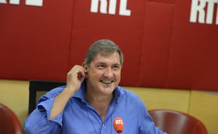 Yves Calvi présente la matinale sur RTL
