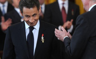 Le président français Nicolas Sarkozy a été décoré lundi par le roi d'Espagne Juan Carlos de l'insigne de l'ordre de la Toison d'Or, la plus haute distinction espagnole, pour le remercier de sa lutte "ferme et efficace" contre le groupe séparatiste basque ETA.