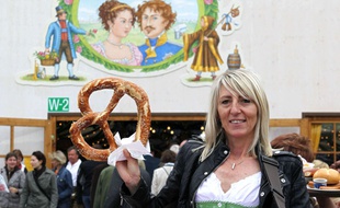 Une Bavaroise pendant la Fête de la bière, avec un bretzel en octobre 2010.