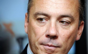 Stéphane Richard, mis en examen dans l'affaire Tapie/Crédit Lyonnais, va être maintenu à la tête de l'opérateur Orange lors du conseil d'administration de lundi, grâce au soutien de l'Etat, affirment dimanche le JDD et le site internet du quotidien Le Monde.