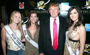 Donald Trump entouré de ses Miss (Teen USA, USA et Univers) en 2005.