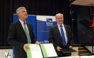 Patrick Strzoda, préfet de région, et Pierrick Massiot, président de région, ont paraphé ce lundi le contrat de plan 2015-2020.