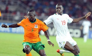 Le Sénégal, grand favori du groupe A de la Coupe d'Afrique des nations, s'est fait battre d'entrée par la Zambie (2-1), quelques heures après la victoire surprise de la Guinée équatoriale, devant son public, face à la Libye (1-0) en match d'ouverture samedi à Bata.